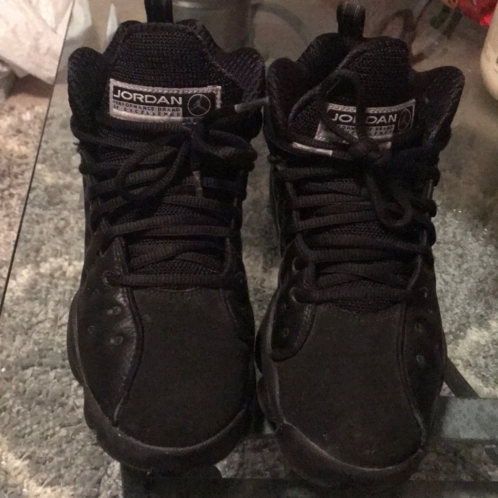 Black tennis shoes